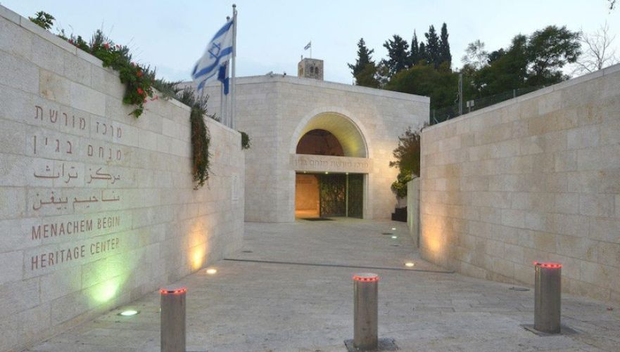 בעקבות ראש ממשלת ישראל מנחם בגין | צילום: מרכז מורשת מנחם בגין