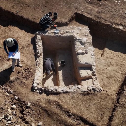 המקווה העתיק עובר דירה: איך מרימים מבנה במשקל 25 טון?