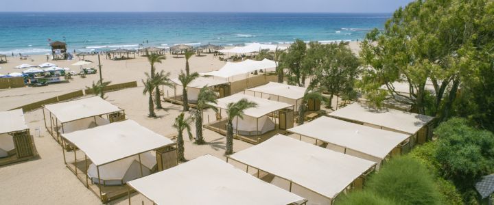 גלמפינג בחוף אכזיב: מתחם לינה ייחודי (1)