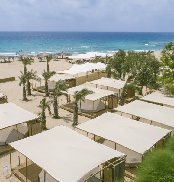 תמונה של גלמפינג בחוף אכזיב: מתחם לינה ייחודי - למטייל בישראל (טיולי)