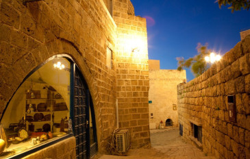 סמטה ביפו העתיקה. צילום: אלברטו פדל. משרד התיירות של ישראל - חידות והרפתקאות למשפחות ביפו העתיקה (3)