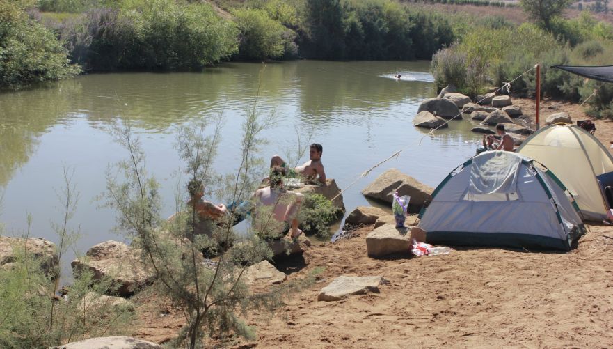 מתפננים על גדות נהר הירדן | צילום: עמית להב