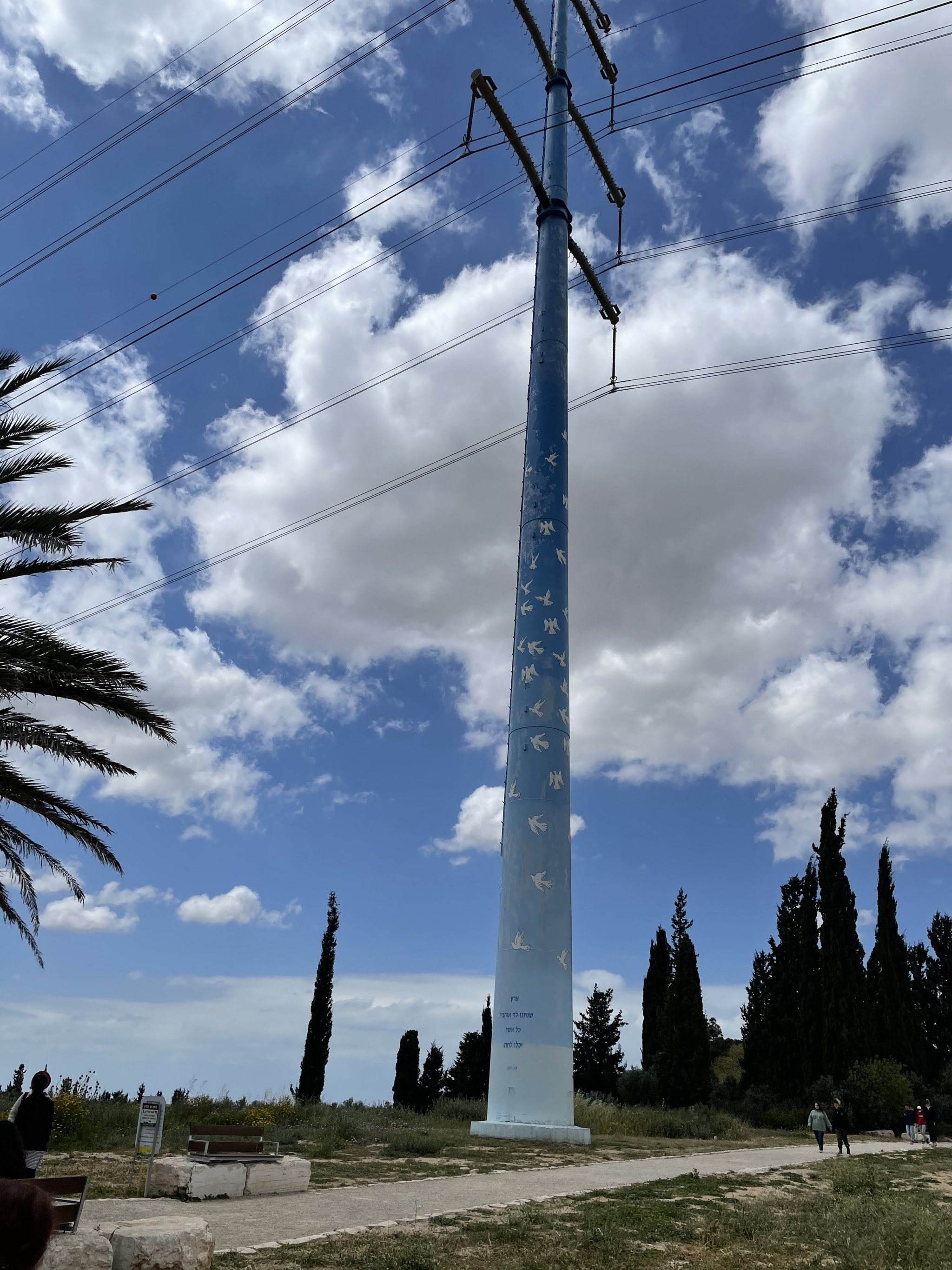עמוד חשמל לזכר 73 חללי אסון המסוקים | צילום: שיר בהר