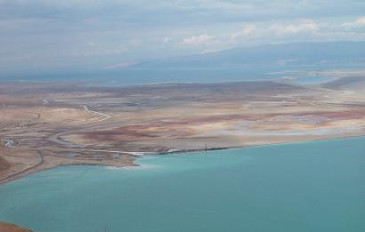 תצפית צפונה בתחילת הירידה - עין בוקק, נחל בוקק וצוק תמרור (3)