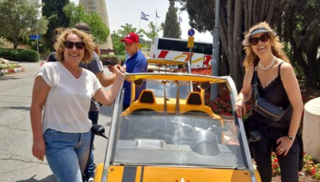 בעצירה בשכונת משכנות שאננים ליד טחנת הרוח