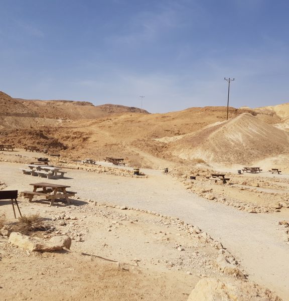 תמונה של חניון לילה גן לאומי מצדה מערב: מחנה מצדה - למטייל בישראל (טיולי)