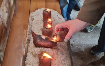 הדלקת נרות בעינות צוקים - חורף של גיבורים וטיולים: 8 פעילויות שוות לכל המשפחה בחנוכה (2)