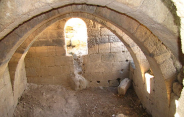 בית הקשתות בשעה שהבריכה ריקה - בית הקשתות (2)