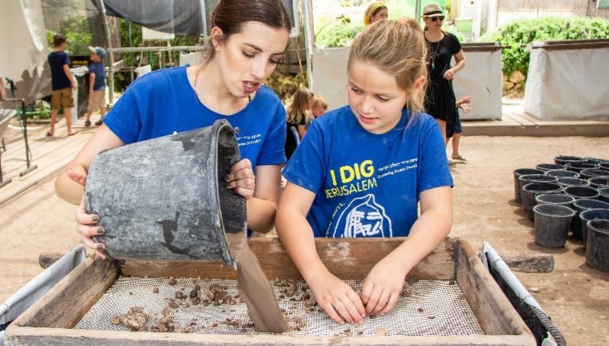 מי בא למצוא אוצרות? צילום אפרת כהן, ארכיון העיר דוד