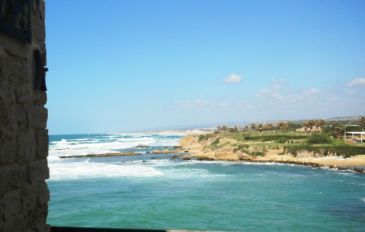 בין גלים לחומות קיסריה  (2)