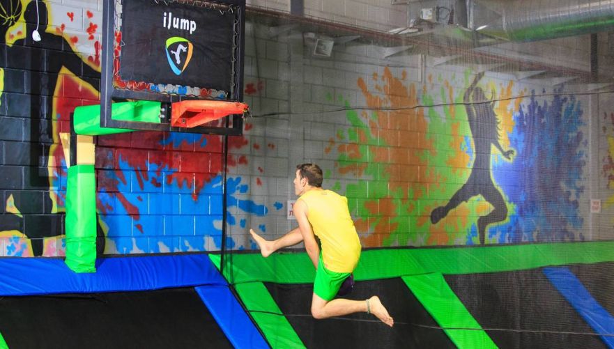 לא רק כל הילדים קופצים | צילום: iJump