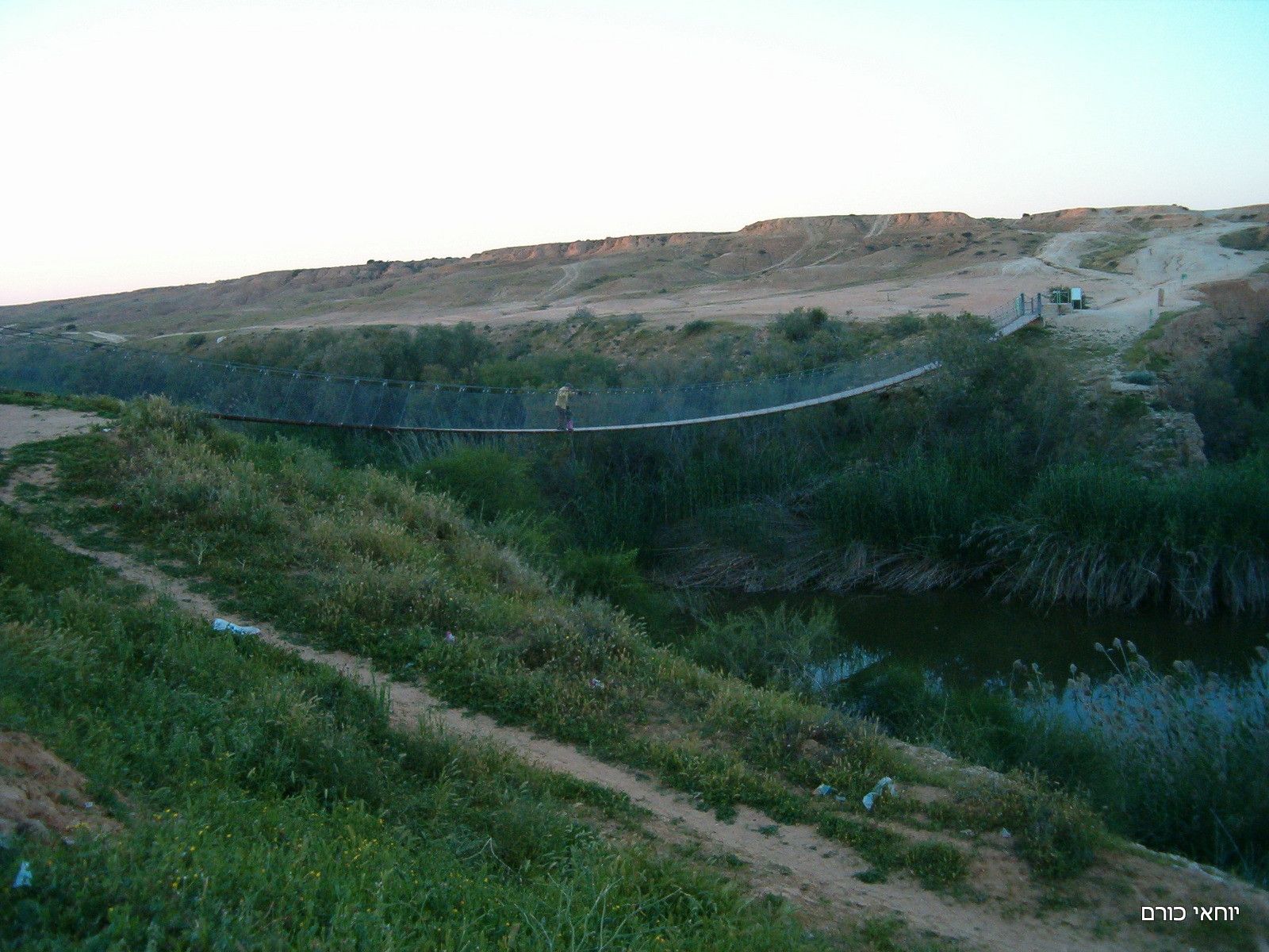 על גשר החבלים מעל נחל הבשור | צילום: יוחאי כורם