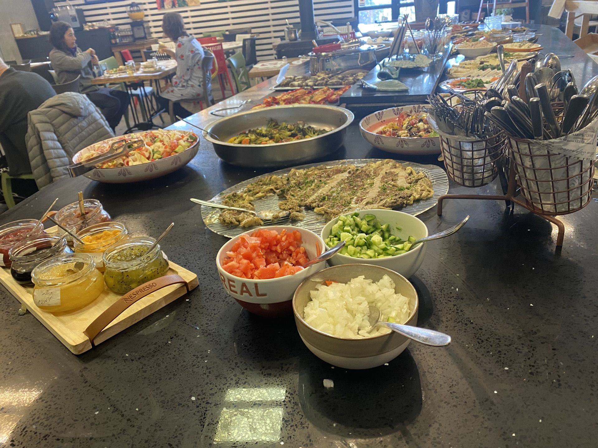 פותחים שולחן במסעדת קארווג'ו. צילום: יח