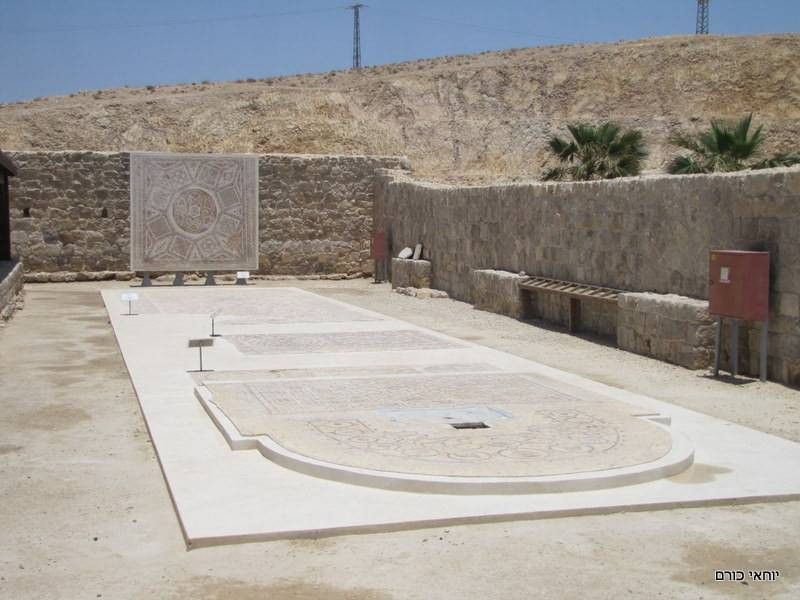 פסיפסים בחצר הפונדק | צילום: יוחאי כורם