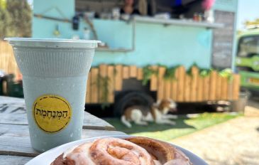 המנחמת: עגלת קפה בכפר מנחם (2)