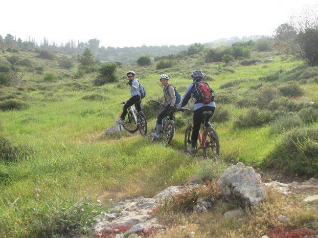 לרכוב על אופניים בשבילי עדולם | צילום: נקודת מוצא