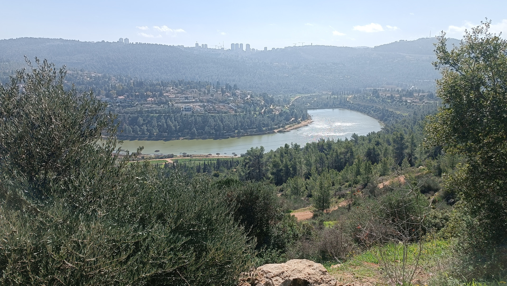 מאגר בית זית, ולצידו מושב בית זית ועין כרם | צילום: שי קדם