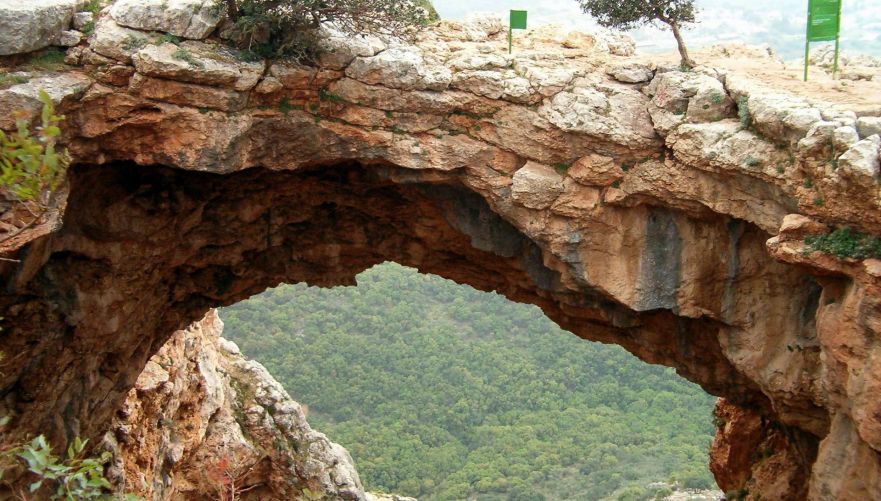 מערת קשת והנוף הנשקף ממנה | צילום: יוחאי כורם