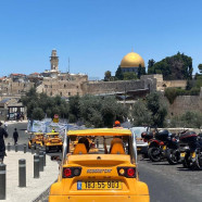 תוך כדי שמענו את השיר ירושלים של זהב וראינו את הכותל