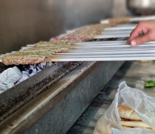 תמונה של סוף שבוע של קבבים וכנאפה: סיורי אוכל שפותחים שולחן בנגב - למטייל בישראל (טיולי)