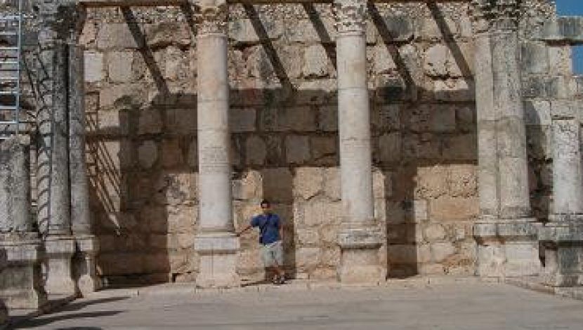 חזית בית הכנסת בכפר נחום - אתרים מקודשים במערב הכנרת (1)
