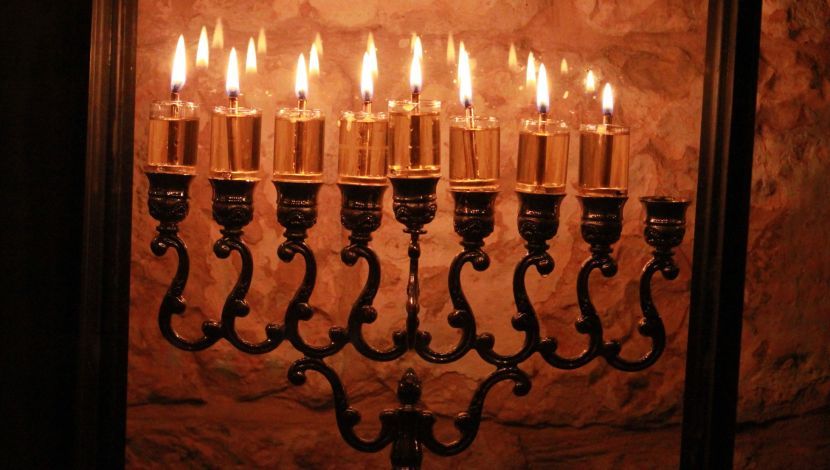 חנוכייה בבני ברק - פריטור חנוכיות מוזיקלי בבני ברק החרדית (1)